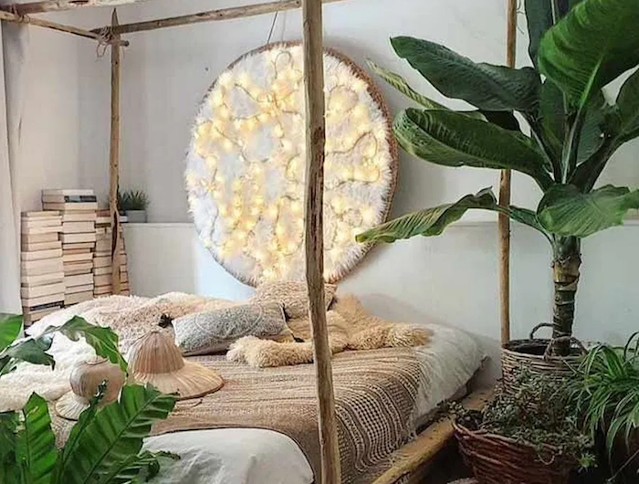 große grüne pflanze schlafzimmer kleine runde teppiche boho chic einrichtung niedriges bett mit überdachung aus birkenholz deko birkenstamm