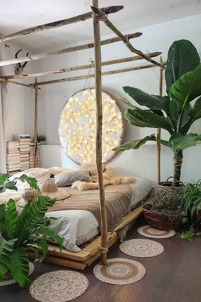 große grüne pflanze schlafzimmer kleine runde teppiche boho chic einrichtung niedriges bett mit überdachung aus birkenholz deko birkenstamm 