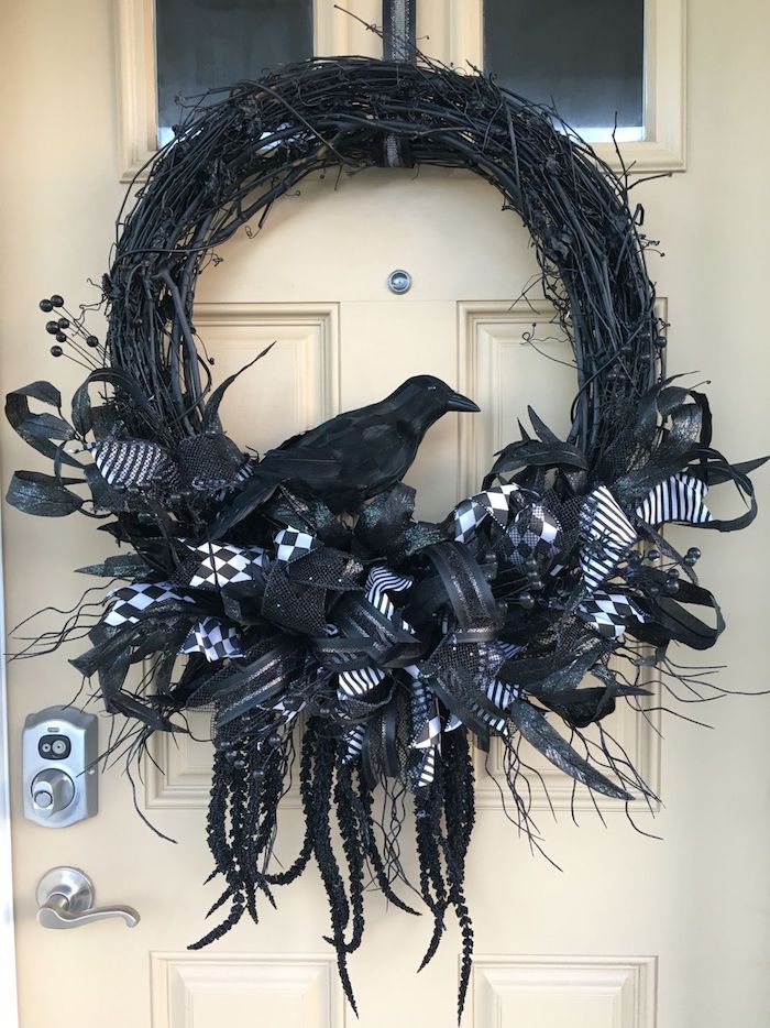 halloween deko basteln für kinder schwarzer kranz mit rabe draußen