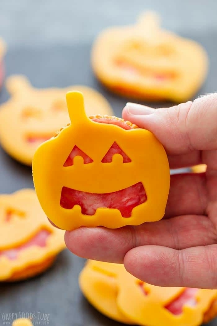 halloween essen kinder fingerfood ideen partasnacks selber machen crackes mit kürbisse aus käse