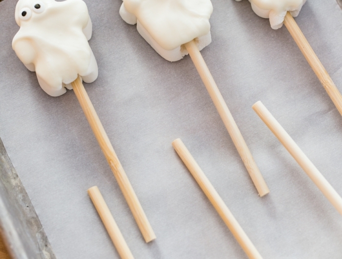 halloween essen kinder geiste aus marshmallows selber machen rezept anlitung schritt für schritt
