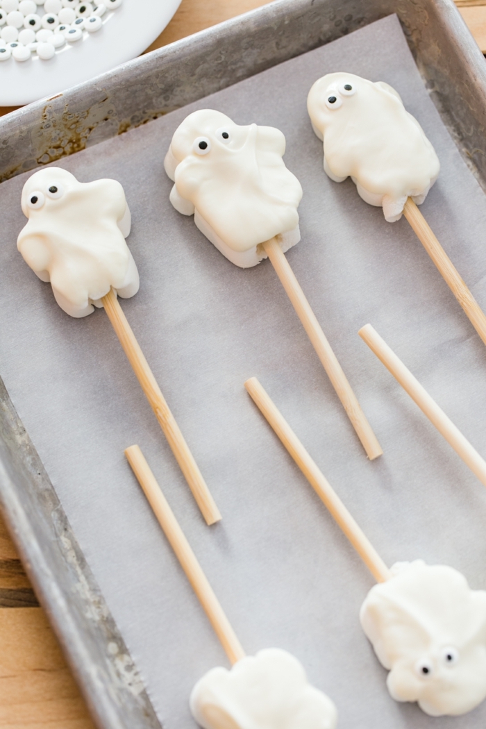 halloween essen kinder geiste aus marshmallows selber machen rezept anlitung schritt für schritt