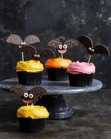 halloween rezepte kinder schokomuffins dekoriert mit fledermäusen aus oreo keksen cupcakes.