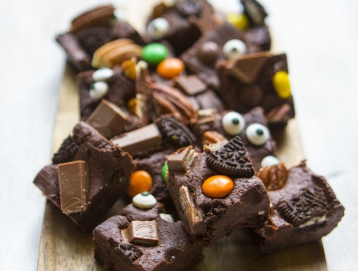 halloween snacks fingerfood schokoladen fudge mit oreo keksen und bonbons partyessen ideen