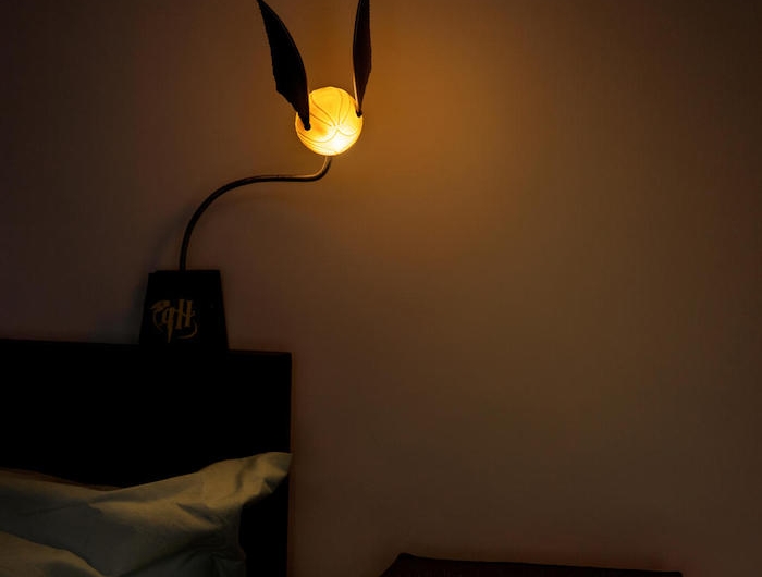 harry potter geschenke ein schlaftzimmer mit einer leuchtenden gelben lampe snitch ein bett