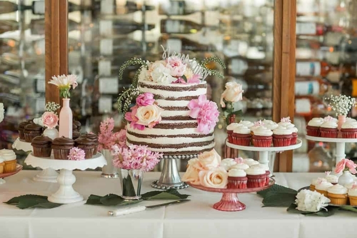 hochzeit candy bar candybar arrangieren naked cake ekoriert mit blumen hochzeitsmuffins cupcakes