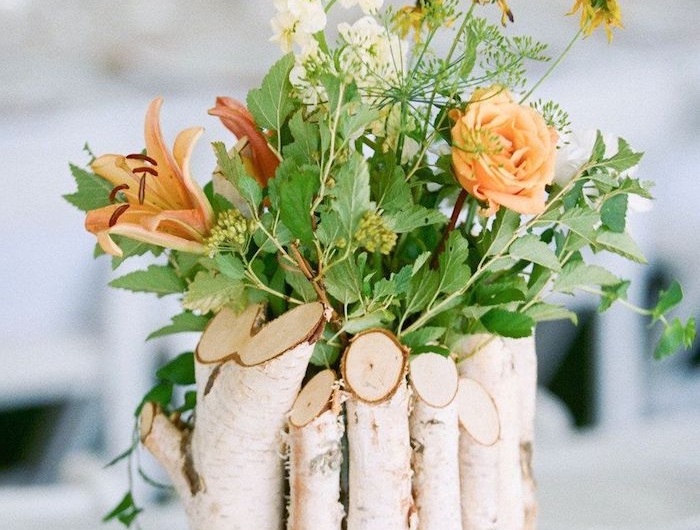 hochzeit dekoration inspiration birkenstamm deko vase aus birkenholz mit kleinen orangen blumen besonder anlässe inspo