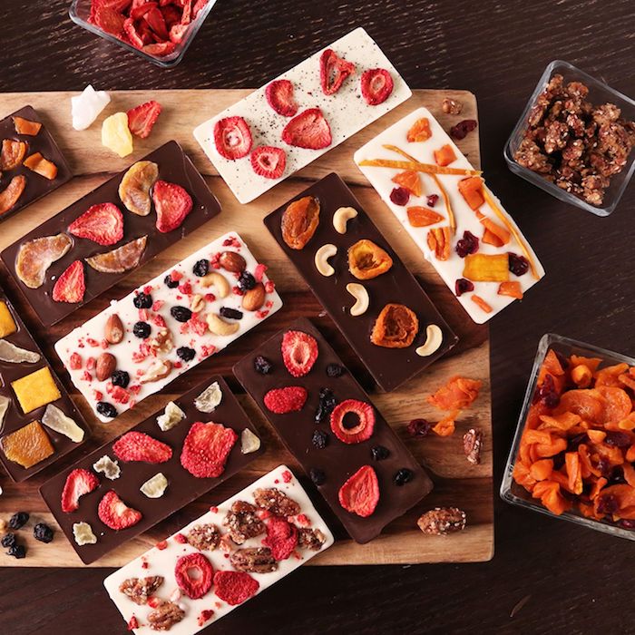 idee für geschenk für die beste freindin weiße und schwarze schokoladen mit brombeeren erdbeeren mandarinen und orangen