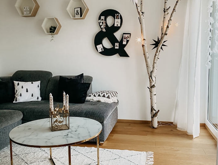 ideen birkenstamm deko wohnzimmer minimalistisch boho einrichtung runder kaffeetisch marmor beiger teppich ecksofa schwarz lange weiße gardinen