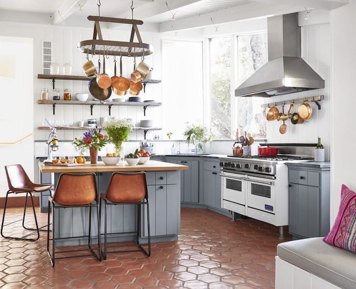 ikea landhausküche inspiration kochinsel aus holz grau einbaugeräte weiß fenster groß