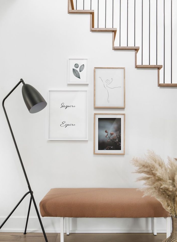 innendesign inspiration skandinavische wanddeko minimalistische bilder schwarze lampe weiße bank braune decke