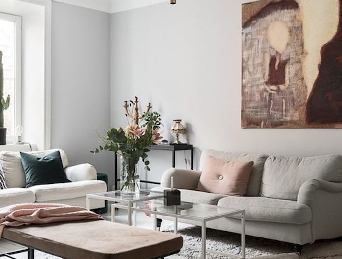 inspiration wohnzimmer gestalten ideen deko ideen minimalistische inneneinrichtung großes abstraktes gemälde an die wand hellgrauer sofa blassrosa kissen flauschiger teppich