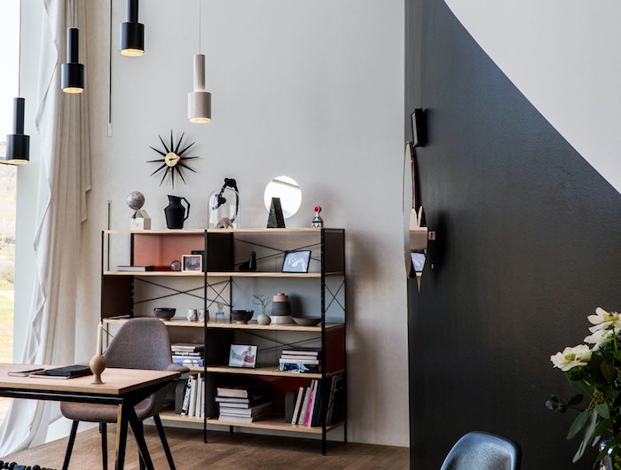 interior design inspiration moderne inneneinrichtung holzboden minimalistische dekoartikel wohnzimmer schwarze weiße hängende lampem und wand runder tisch
