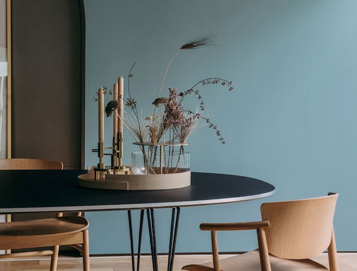 interior design inspiration scandi style möbel minimalistisch großer schwarzer tisch stühle aus holz japandi inneneinrichtung wandfarbe blau grün