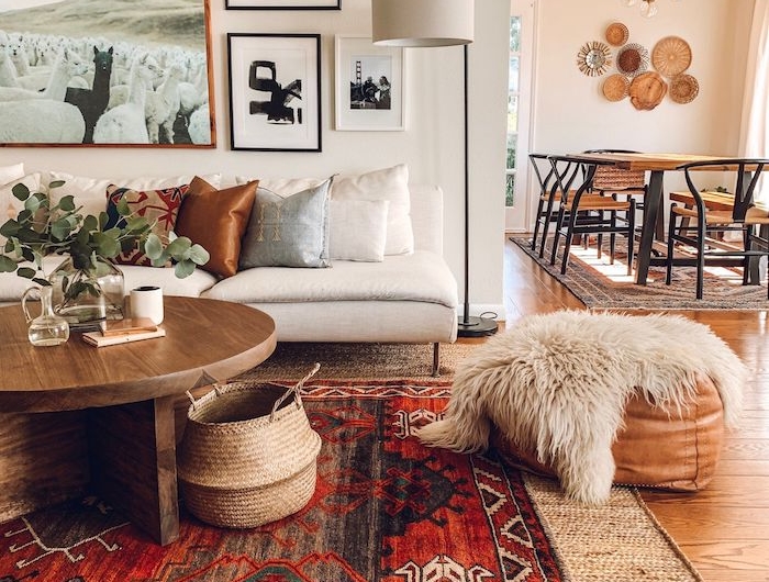 kaffeetisch rund aus holz stylischer roter teppich mit muster weißes sofa deko kissen modern wohnzimmer ideen boho chic style flauschige decke