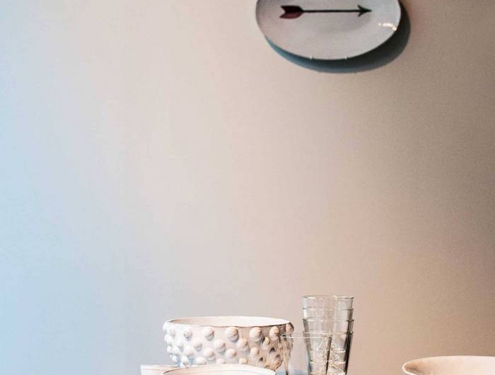 keramische teller schalen kleine tassen großer esstisch aus holz geschirr set skandinavisches design minimalistisches design