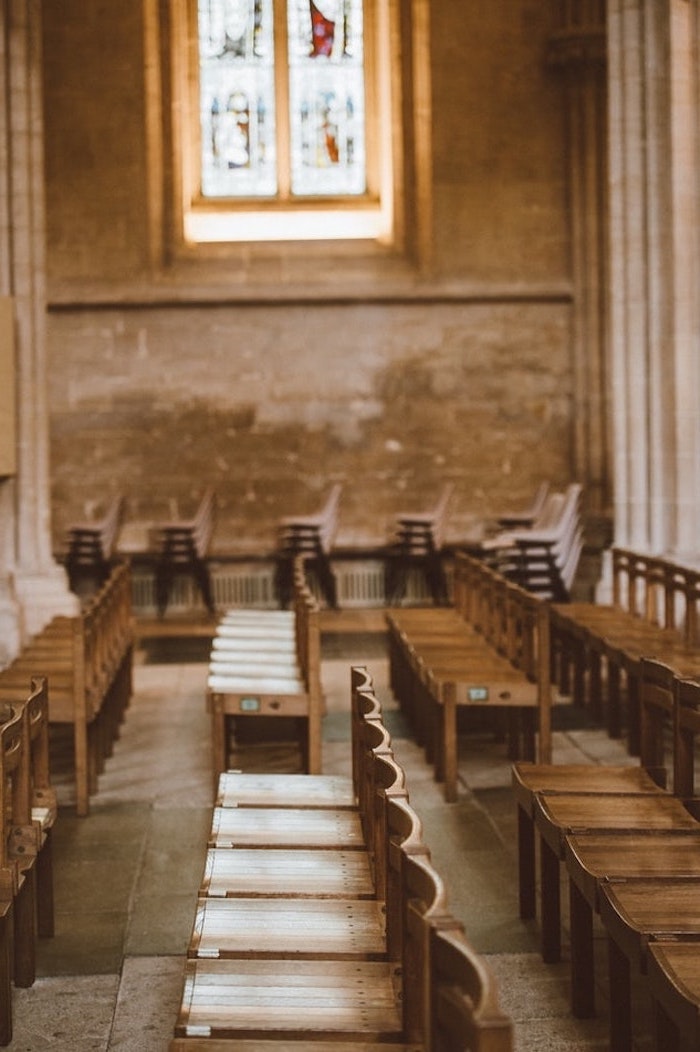 kirchenstühle kaufen aus holz klassische kirche mit buntglasfenstern