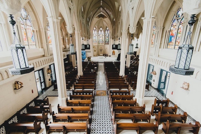 klassische große kirche kirchenbänke kaufen aus holz schöne buntglasfenster