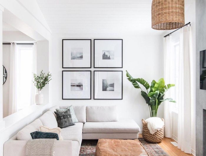 kleines wohnzimmer einrichten fotowand minimalistische schwarz weiße fotos ecksofa weiß vintage teppich bunt lange gardinen weiß innenausstattung inspiration