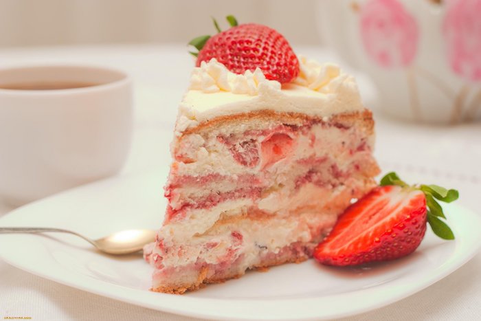 löffel und weißer teller mit roten erdbeeren mit sahne ein stück kuchenideen für kuchen mit wenig zutaten