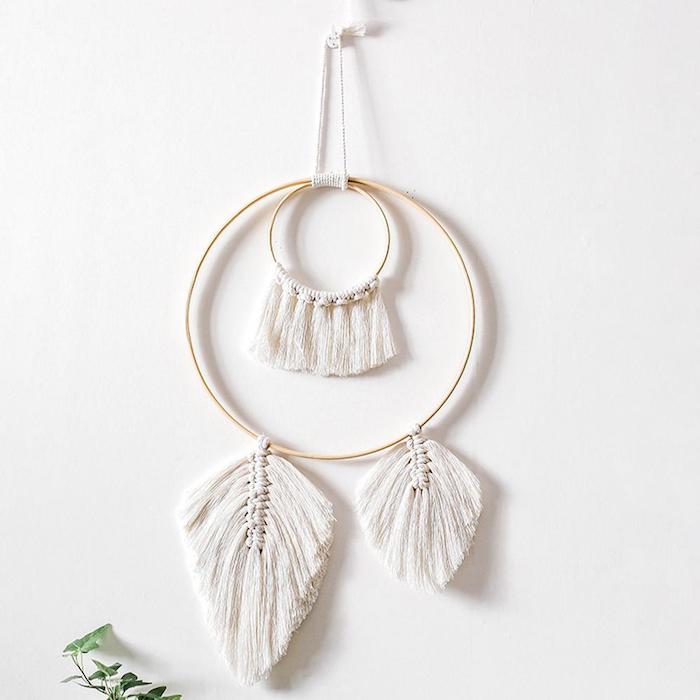makramee traumfänger diy nordischer design wandhänger handgemacht minimalistisches design blatt form weiße wandfarbe wand dekoration ideen