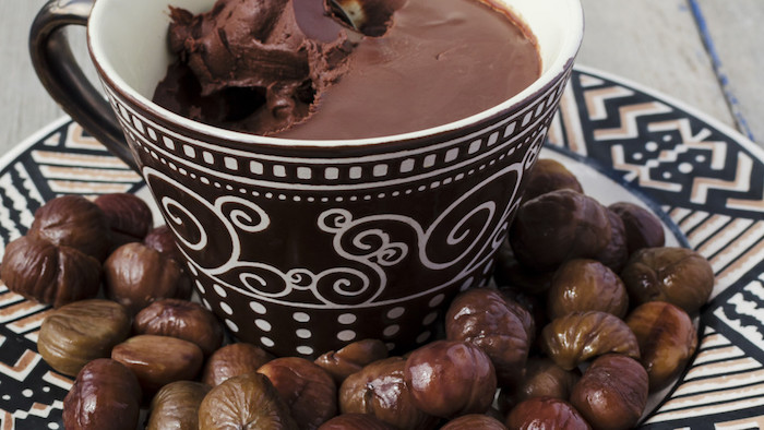 maronen zubereiten rezepte mit esskastanien pudding mit schokolade und kastanien in brauner tasse