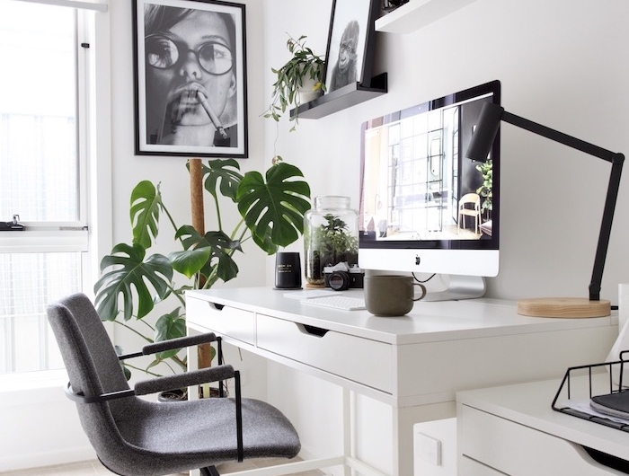 minimalistische innenausstattung schwarz grauer stuhl weißer schreibtisch wanddeko bilder inspiration große grüne pflanze schreibtischstuhl skandinavisch home office interior
