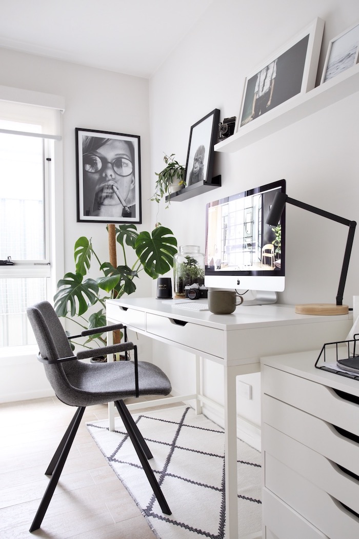 minimalistische innenausstattung schwarz grauer stuhl weißer schreibtisch wanddeko bilder inspiration große grüne pflanze schreibtischstuhl skandinavisch home office interior