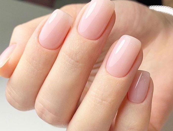 minimalistische maniküre gelnägel rosa nagellack gepflegte nägel design nägel trends 2020 angesagt modern schöne fingernägel romantisch
