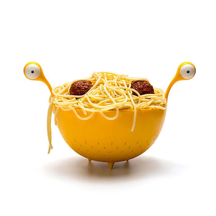 monster pasta mit fleisch eine große gelbe schüssel ideen für geschenke für die beste freundin
