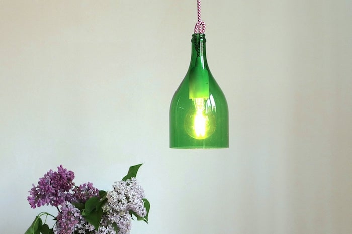 nachhaltige gschenke für freunde eine lampe aus einer alten grünen geschnittenen weinflasche