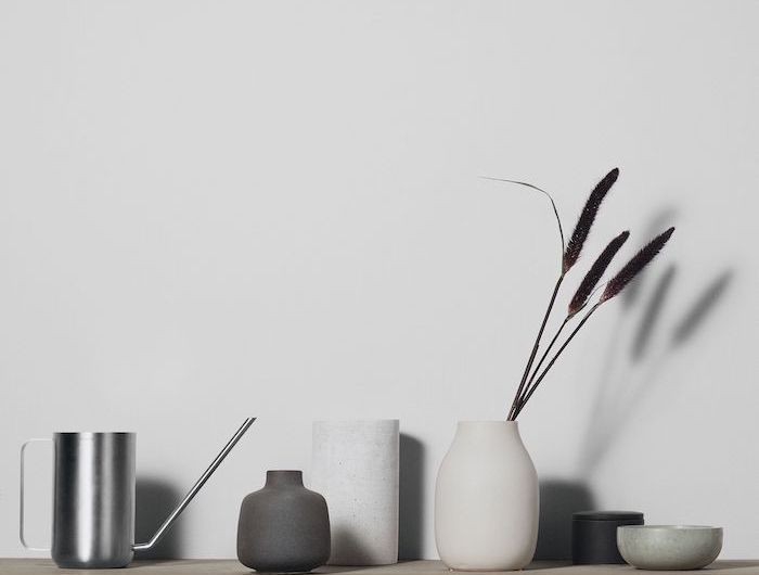 nordischer wohnstil inspiration skandinavische wohnaccessoires vasen aus keramik kanne aus edelstahl kommode aus holz minimalistische ästhetik