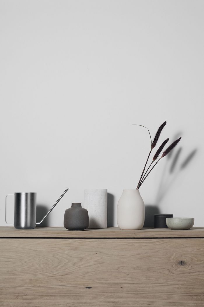 nordischer wohnstil inspiration skandinavische wohnaccessoires vasen aus keramik kanne aus edelstahl kommode aus holz minimalistische ästhetik