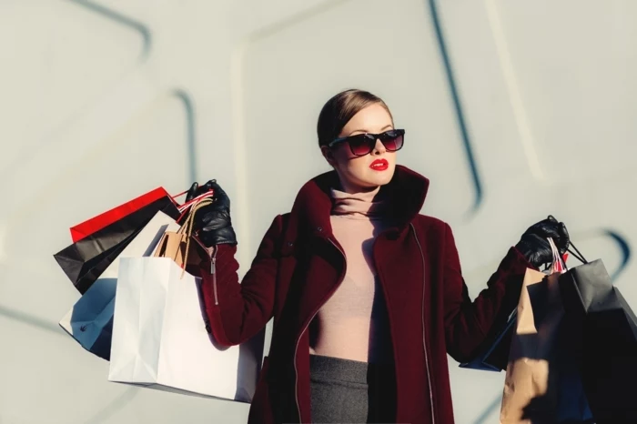 online shoppen in corona zeiten frau mit vielen kauftaschen shopping einkäufe machen