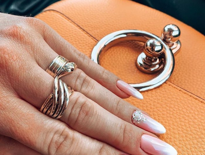 orange mini tasche elegante ringe am mittelfinger ringfinger nägel design babyboomer mit glitzer ballerina nagelform