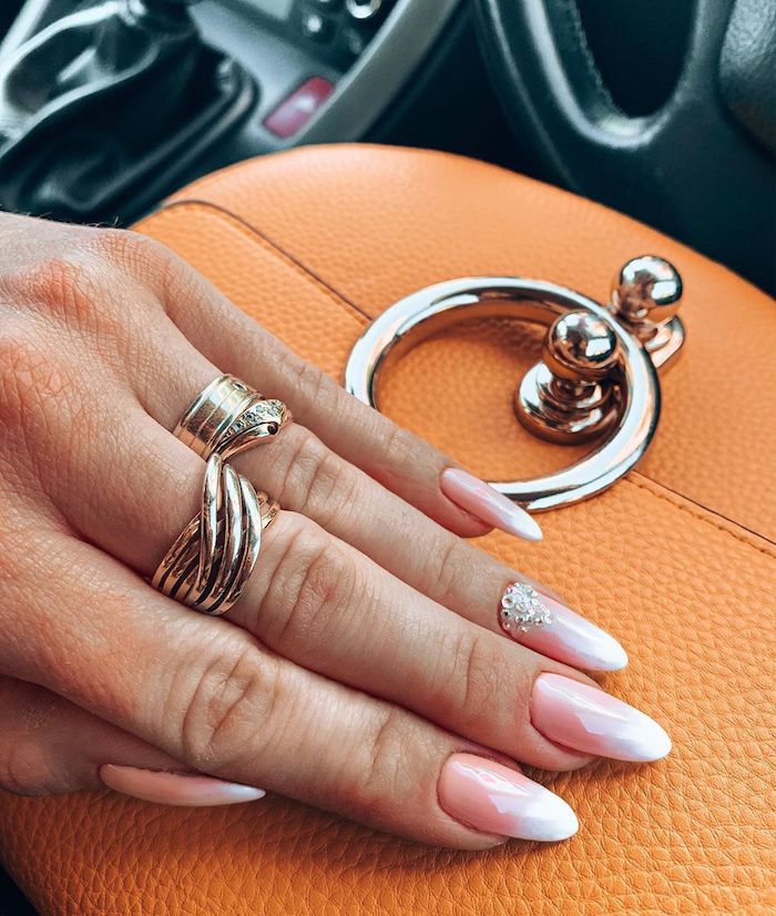 orange mini tasche elegante ringe am mittelfinger ringfinger nägel design babyboomer mit glitzer ballerina nagelform