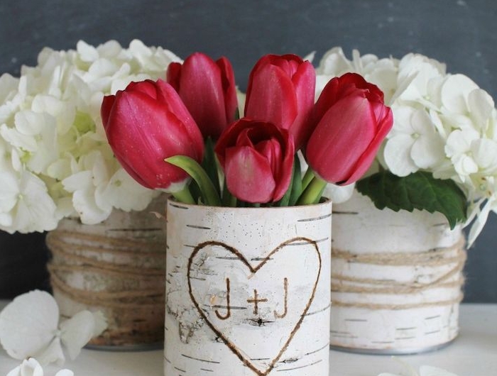 originelle ideen vase deko birkenstamm mit geschnitztem herz valentinstag geschenke inspo schöne rote tulpen weiße blumen