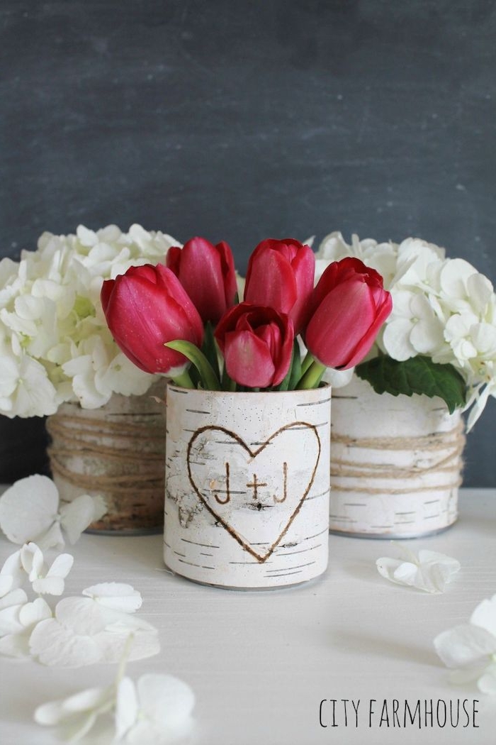 originelle ideen vase deko birkenstamm mit geschnitztem herz valentinstag geschenke inspo schöne rote tulpen weiße blumen