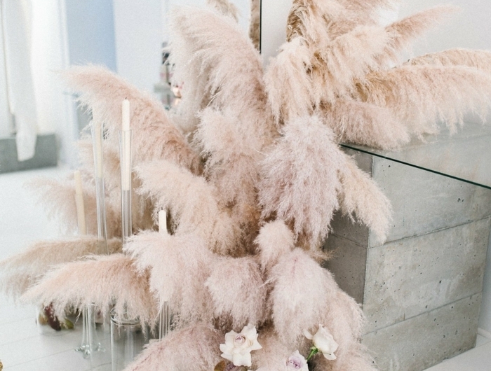 pampasgras getrocknet deko schmafzimmer dekoideen schminktisch dekroeiren rosa trockengras großer spiegel