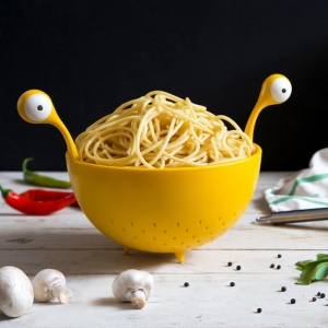 pasta monster eine gelbe schüssel und gelbe löffel und gabel mit großen weißen augen