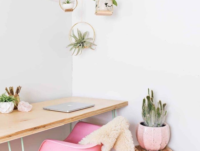 pinker schreibtischstuhl skandinavisch schreibtisch aus holz kleine hängepflanzen dekoration ideen kaktee in pinker vase home office einrichten inspiration ideen