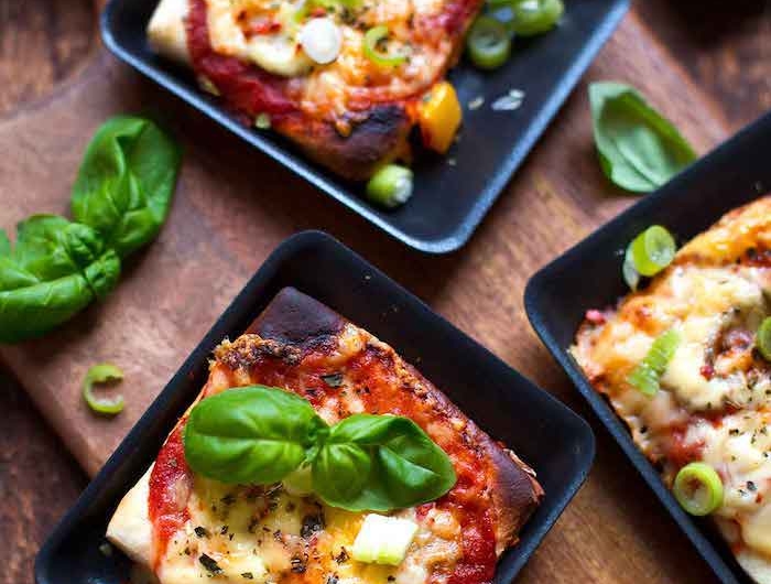 pizza raclette kleine schwarze pfännchen mit pizza und basilikum raclette rezepten ideen