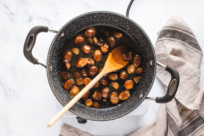 rezepte esskastanien marron glace selbst machen in topf kochen mit zucker sirup rühren