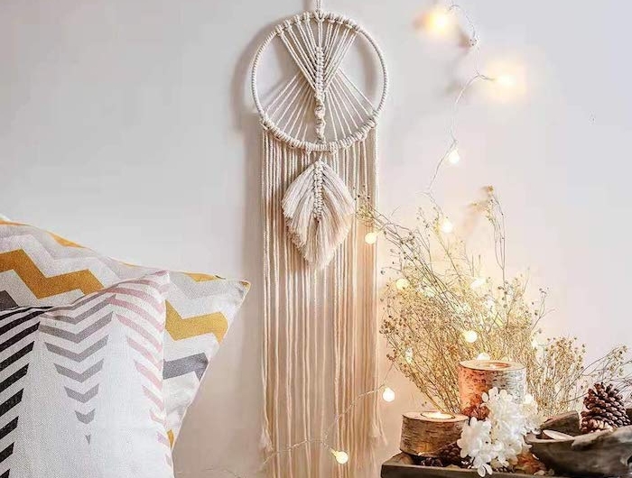romantisches wohnzimmer einrichten mit hängeleuchten dekorative blumen großen traumfänger selber basteln boho chic innenausstattung
