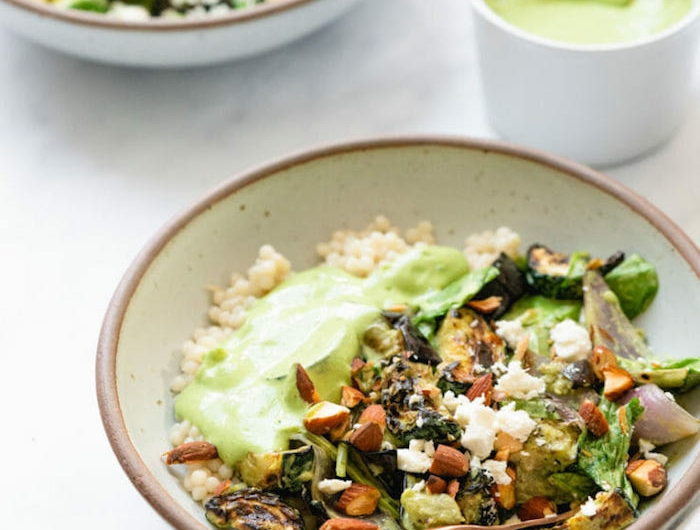 salat bowl mit reis quinoa zucchini aubergine mandeln spinat gesuncde ernährung zum abnehmen schnelles gesundes abendessen