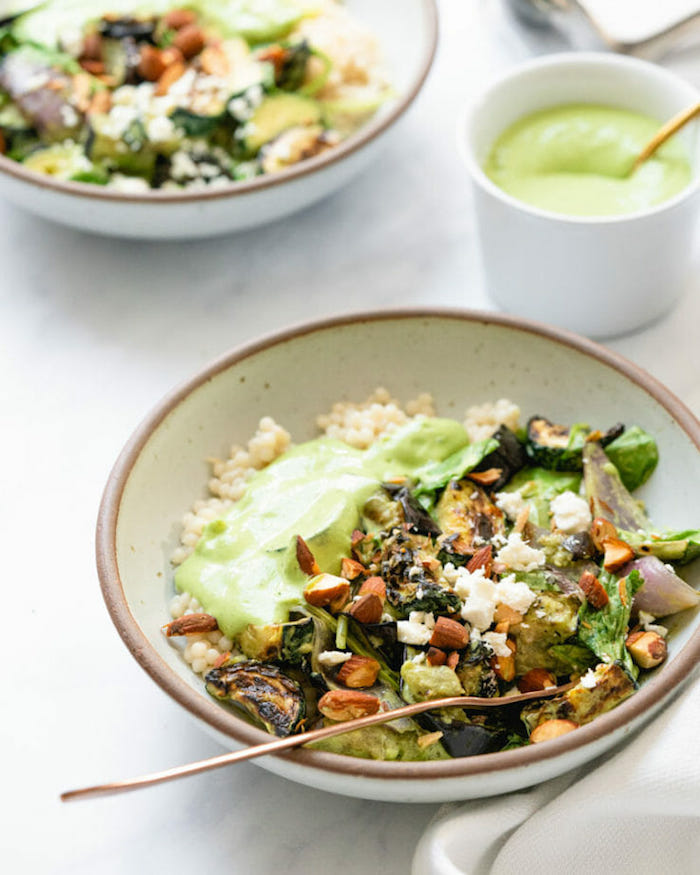 salat bowl mit reis quinoa zucchini aubergine mandeln spinat gesuncde ernährung zum abnehmen schnelles gesundes abendessen 