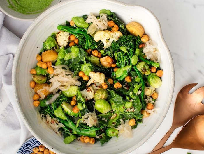 salat mit kale kicherebsen pesto brokkoli nudeln chia schnelles gesundes abendessen zubereiten gesunde rezepte zum abnehmen