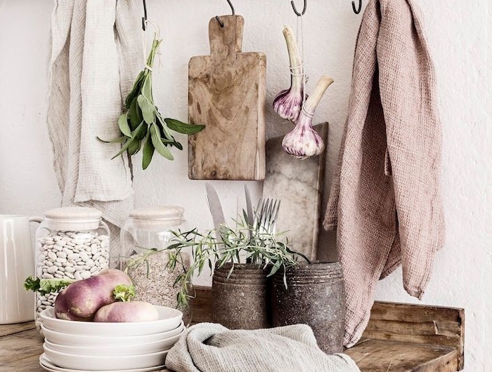 scandi küche einrichten holzmotive rosa tuch skandinavisches geschirr minimalistische einrichtung inspiration holz zweig mit aufhänger