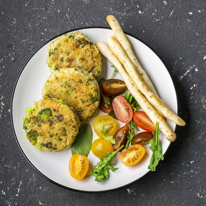 schnelle vegetarische rezepte für jeden tag vegetarisches abendessen frikadelle mit quinoa und broccoli mit cherrytomaten und brötchen