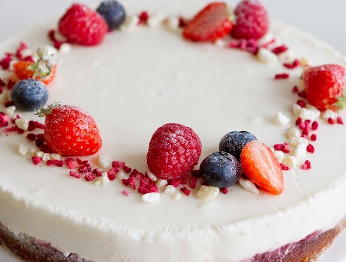 schneller kuchen mit quark und mit roten himbeeren und erdbeeren weißer teller kuchen rezepte einfach und schnell mit wenig zutaten